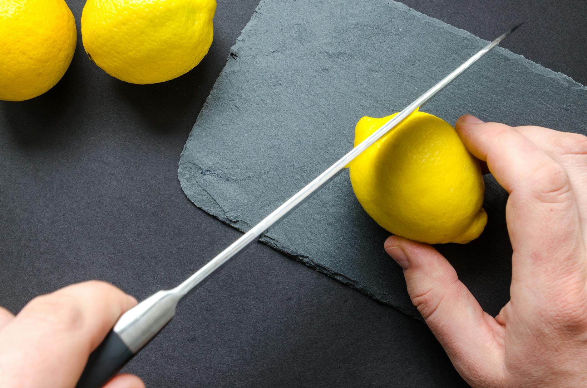 Zitrone Wird auf schneide Brett geschnitten